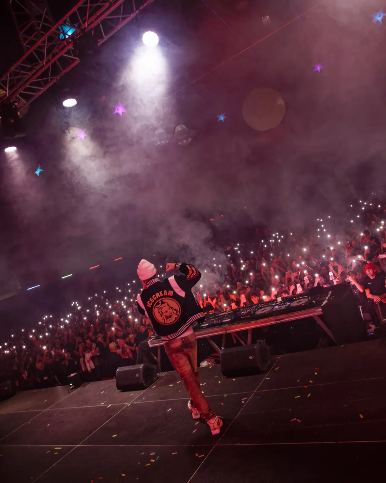 Artista davanti al pubblico del festival