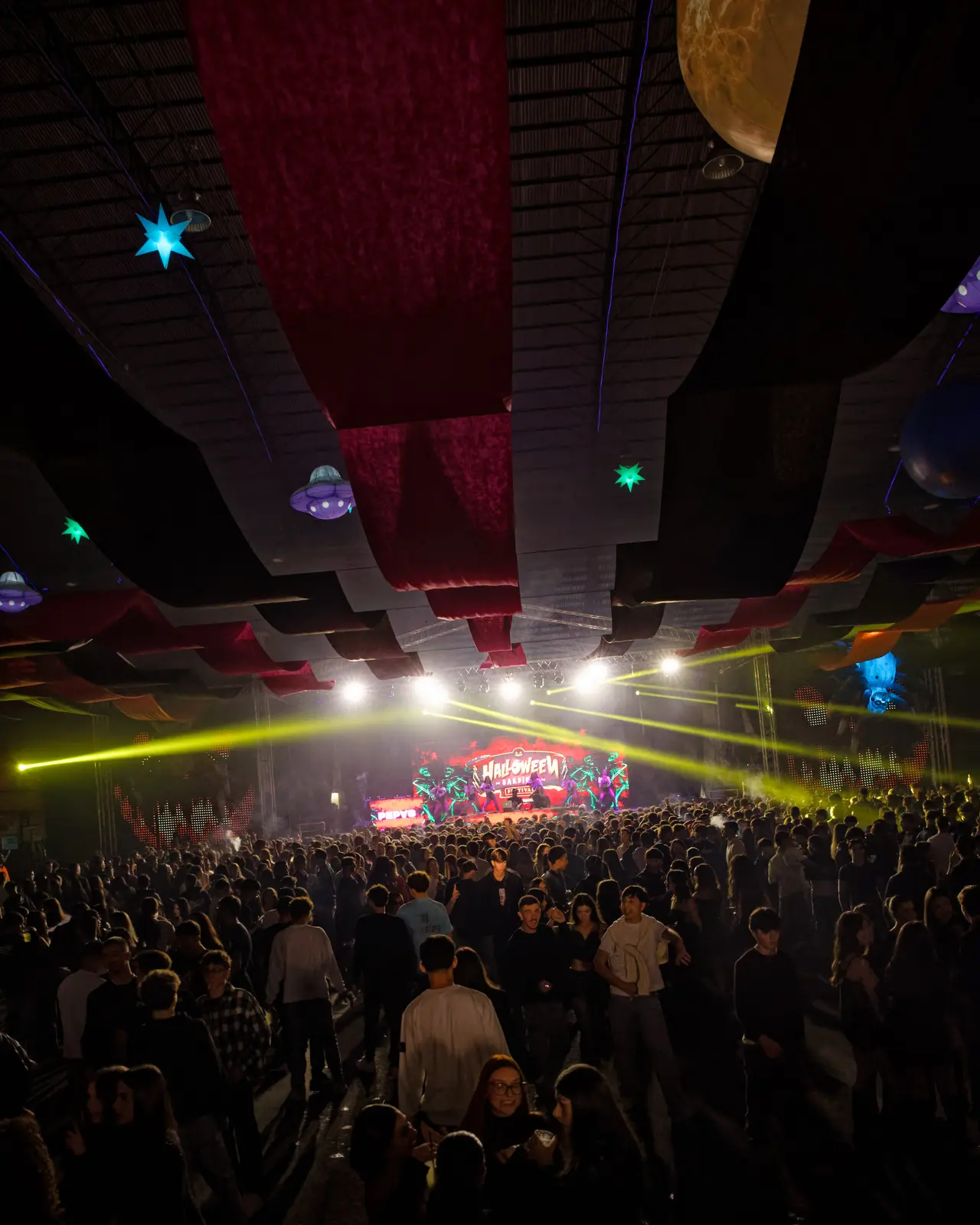 Pubblico nella grande area indoor