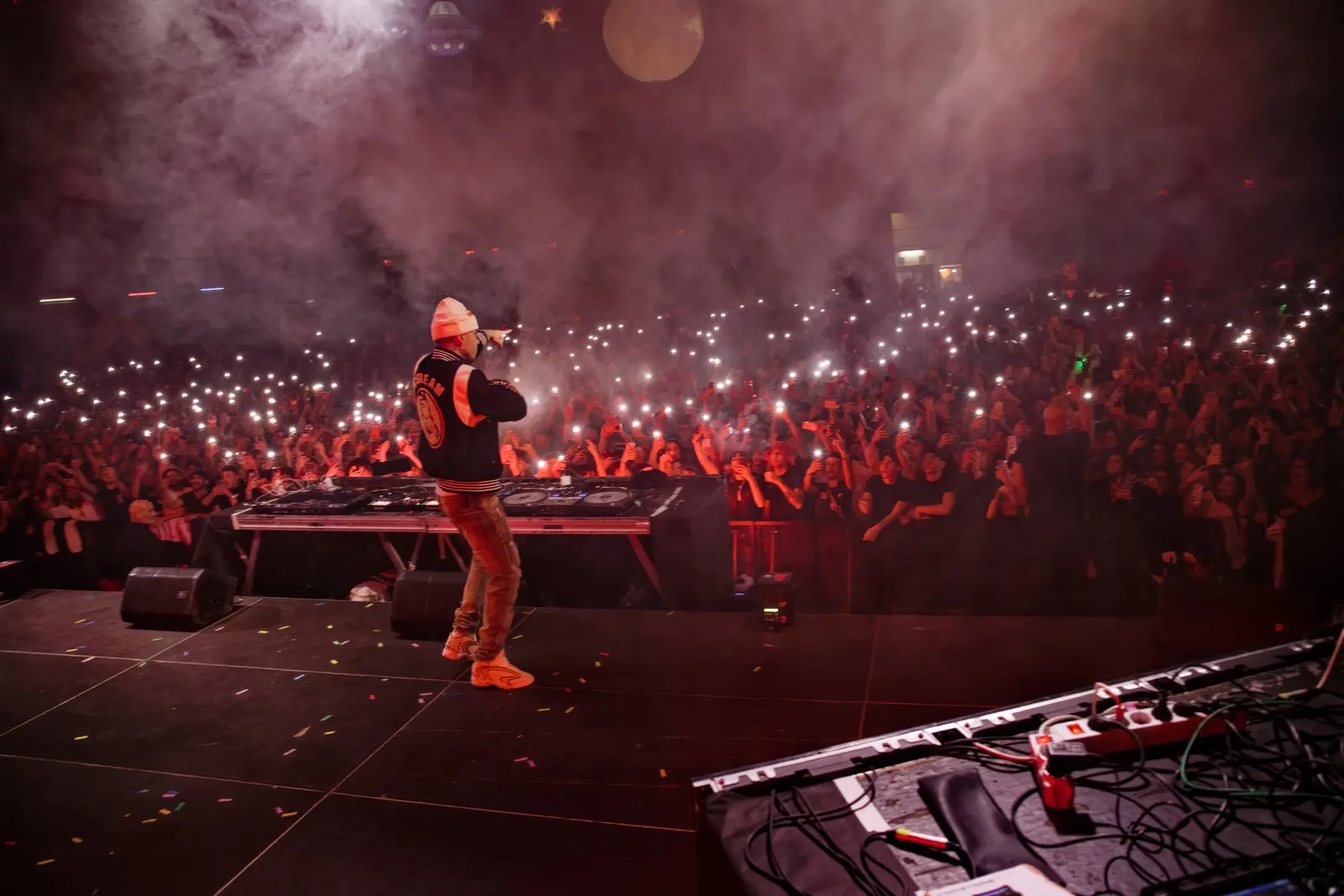 Artista sul palco davanti al pubblico